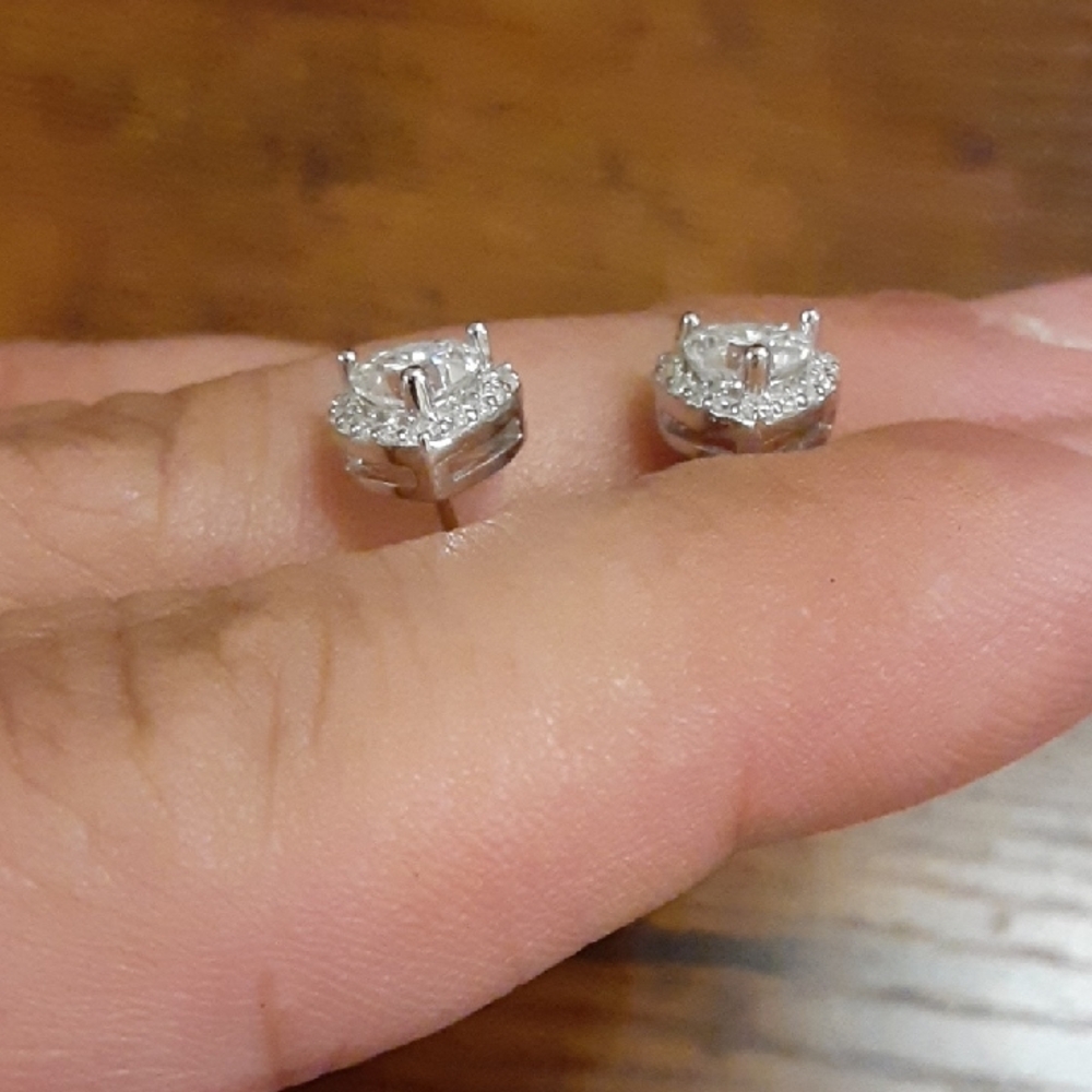 925 Silver Moissanite Heart Stud Earrings - Picture 3 of 13